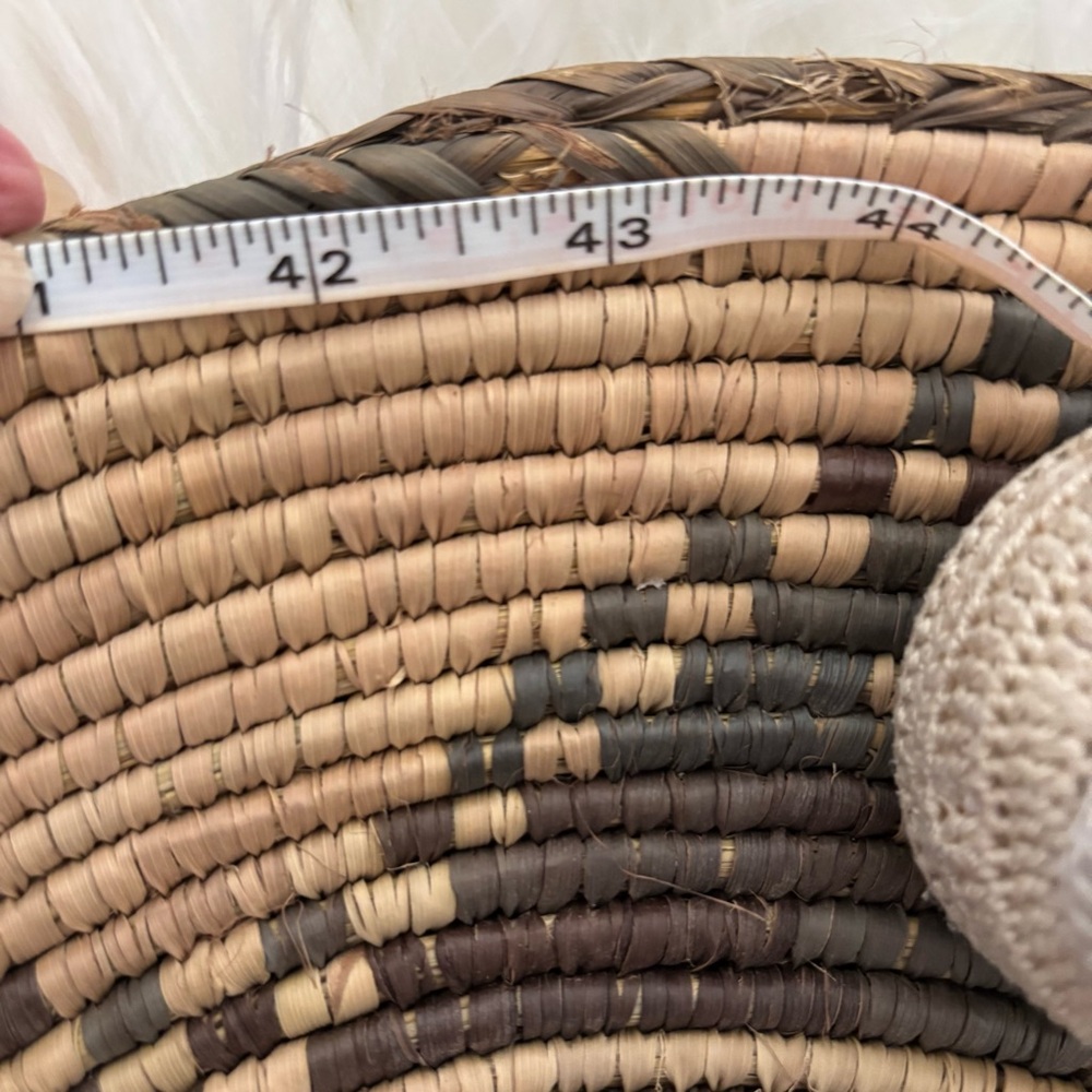 Masterpiece Native Indian Handwoven Star Pattern Basket - Brown and Tan - Picture 3 of 3